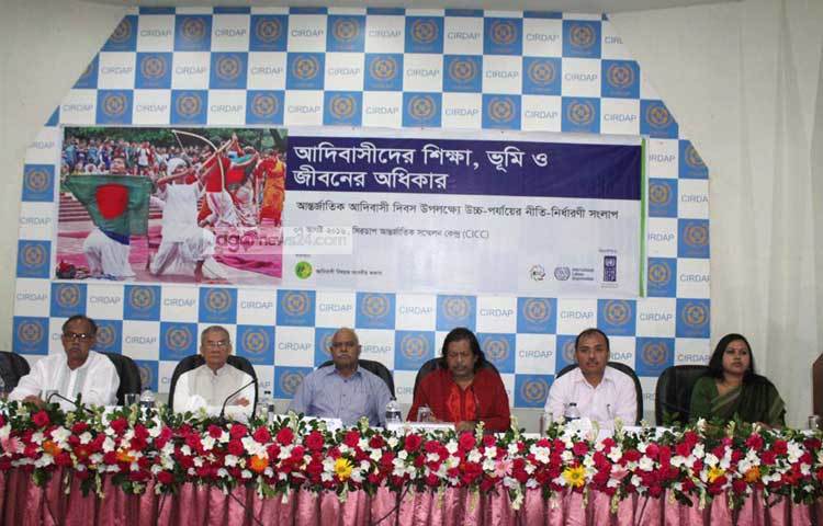 আদিবাসীদের শিক্ষা ভূমি ও জীবনের অধিকার নিয়ে নীতি নির্ধারণী সংলাপের আয়োজন করা হয়েছে। ছবি : বিপ্লব দিক্ষিৎ।