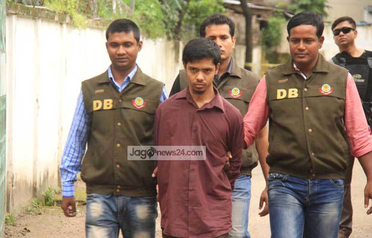 শুদ্ধস্বর প্রকাশনা সংস্থার স্বত্বাধিকারী আহমেদুর রশীদ চৌধুরী টুটুল হত্যাচেষ্টার অন্যতম হোতা আবদুস সবুরকে ৬ দিনের রিমান্ড দিয়েছেন আদালত। রোববার তাকে আদালতে হাজির করে মামলার সুষ্ঠু তদন্তের জন্য ১০ দিনে রিমান্ড আবেদন করে। ছবি : বিপ্লব দিক্ষিৎ।