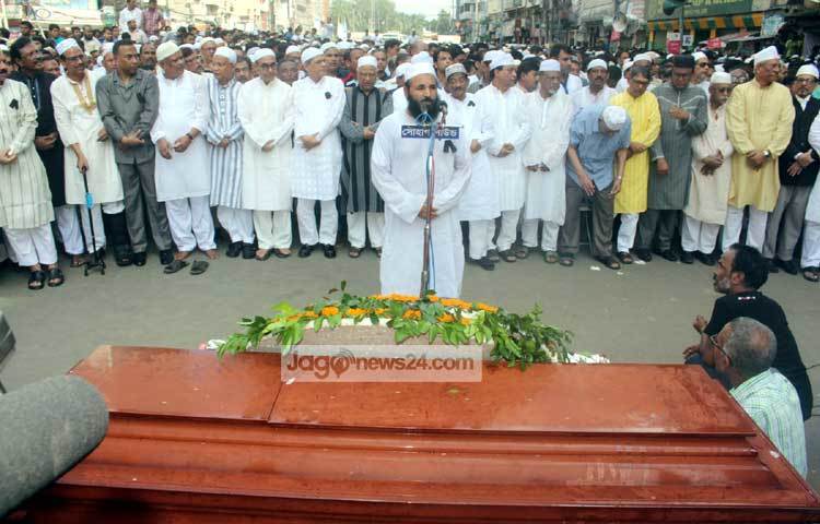 বিএনপির স্থায়ী কমিটির সদস্য আ স ম হান্নান শাহর তৃতীয় নামাজে জানাজা আজ বেলা পৌনে ২টায় নয়াপল্টনে দলের কেন্দ্রীয় কার্যালয়ের সামনে অনুষ্ঠিত হয়েছে। ছবি : বিপ্লব দিক্ষিৎ।
