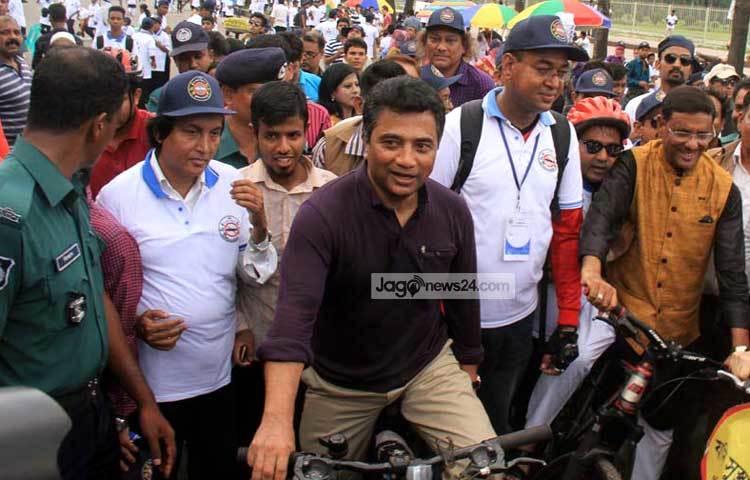 বিশ্ব ব্যক্তিগত গাড়ি মুক্ত দিবস-২০১৬ উপলক্ষে আয়োজিত র&zwnj;্যালিতে ঢাকা উত্তর সিটি কর্পোরেশনের মেয়র আনিসুল হক ও সড়ক পরিবহন ও সেতুমন্ত্রী ওবায়দুল কাদের। ছবি : বিপ্লব দিক্ষিৎ।