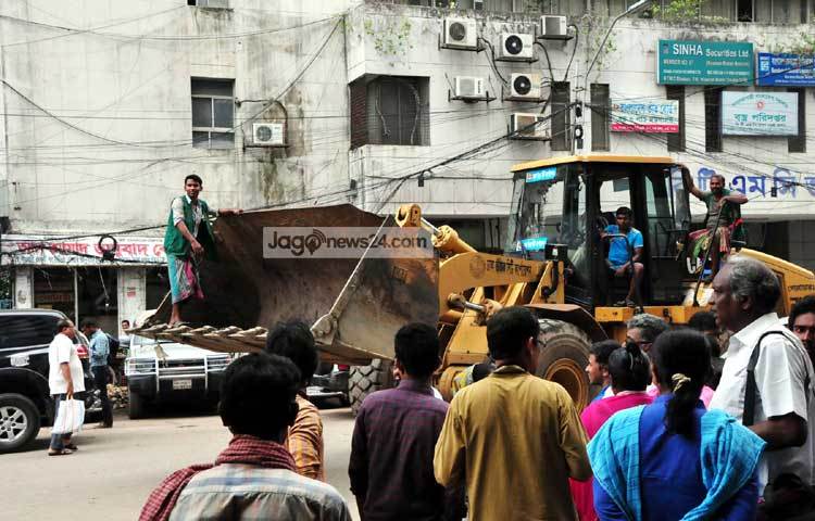 রাজধানীর কারওয়ান বাজারে আজ ঢাকা সিটি কর্পোরেশন অবৈধ স্থাপনা উচ্ছেদ পরিচালনা করছে। ছবি : বিপ্লব দিক্ষিৎ।