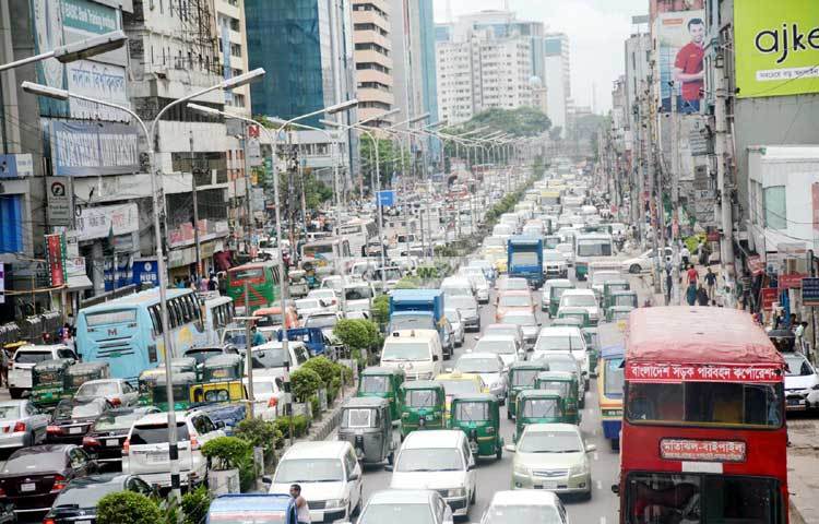 আজ সপ্তাহের শেষ কর্মদিবসে রাজধানীতে তীব্র যানজট দেখা যায়। দুপুরে বাংলামোটর এলাকা থেকে এই দৃশ্য ধারণ করা হয়েছে। ছবি : বিপ্লব দিক্ষিৎ।