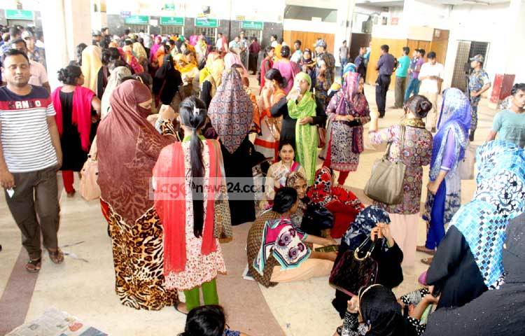 টিকিটের অপেক্ষায় কমলাপুর রেলওয়ে স্টেশনে টিকিট প্রত্যাশীরা স্টেশনে বসে আছেন। ছবি : বিপ্লব দিক্ষিৎ।