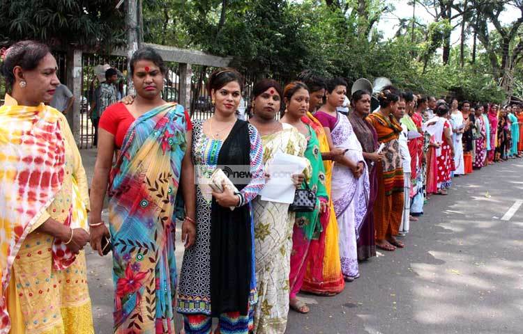 জাতীয় প্রেস ক্লাবের সামনে হায়দার হিজড়া হত্যার প্রতিবাদে হিজড়াদের মানববন্ধন। ছবি : বিপ্লব দিক্ষিৎ।