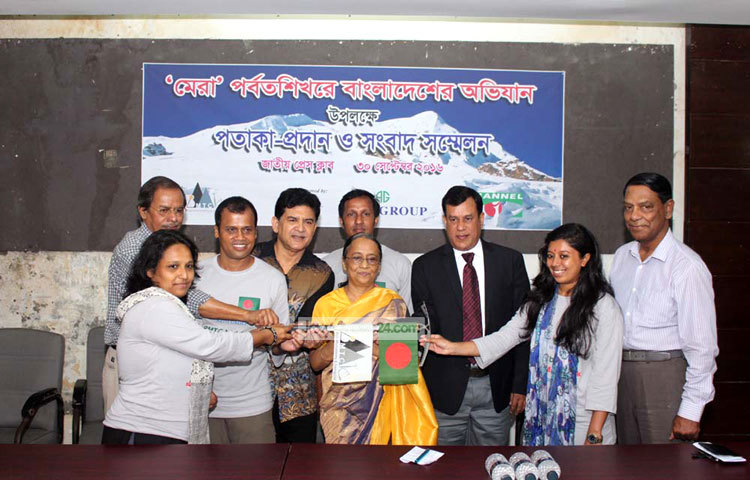 মোরা পর্বত শিখরে বাংলাদেশের অভিযান উপলক্ষে পতাকা প্রদান করছেন প্রখ্যাত সাহিত্যিক সেলিনা হোসেন। ছবি : বিপ্লব দিক্ষিৎ।