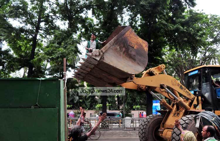 কারওয়ান বাজারে অবৈধ উচ্ছেদের সময় সবার মাঝে আতঙ্ক ছড়িয়ে পড়ে। ছবি : বিপ্লব দিক্ষিৎ।
