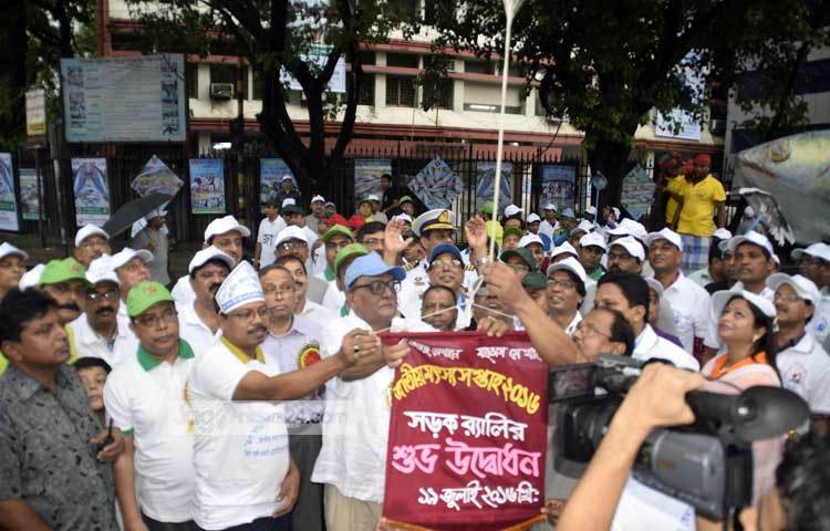 জাতীয় মৎস্য সপ্তাহের শুভ উদ্বোধন করা হচ্ছে। ছবি : বিপ্লব দিক্ষিৎ।