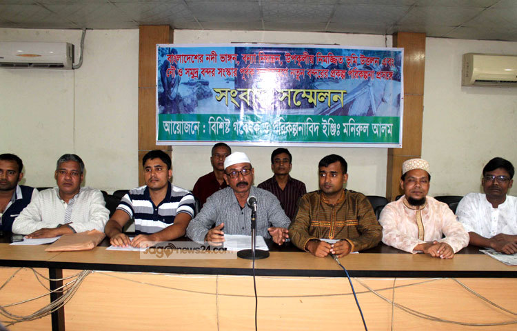বাংলাদেশের নদী ভাঙনসহ নদী রক্ষার বিভিন্ন বিষয় নিয়ে সংবাদ সম্মেলন করছেন গবেষক মনিরুল ইসলাম। ছবি : বিপ্লব দিক্ষিৎ।