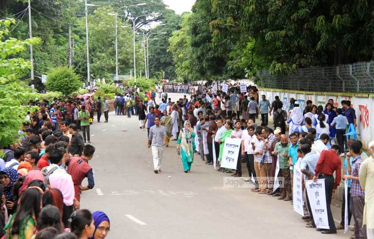 ঢাকা বিশ্ববিদ্যালয় এলাকায় জঙ্গিবাদের বিরুদ্ধে সচেতনতা তৈরি করতে মানব বন্ধনের প্রস্তুতি চলছে। ছবি : বিপ্লব দিক্ষিৎ।