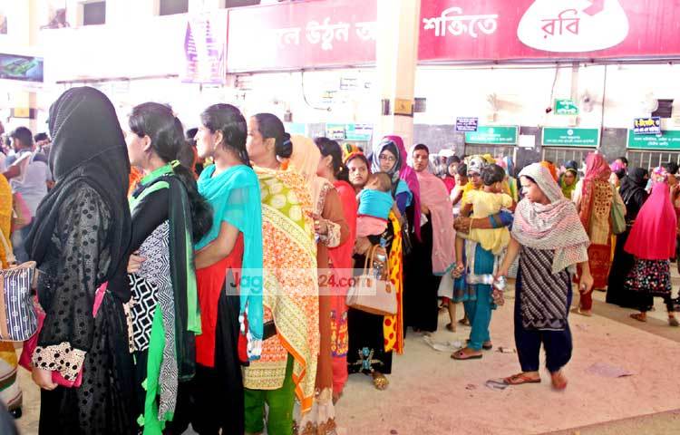 টিকিট নামের সোনার হরিণের প্রত্যাশায় কোলের শিশু নিয়ে লাইনে দাঁড়িয়েছে। ছবি : বিপ্লব দিক্ষিৎ।