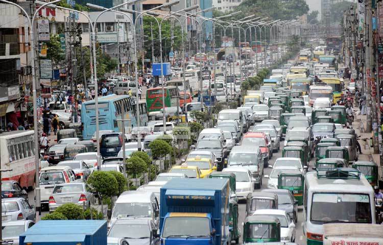 রাজধানীর এ যানজটের ফলে যাত্রীরা ভীষণ ভোগান্তির শিকার হন। ছবি : বিপ্লব দিক্ষিৎ।