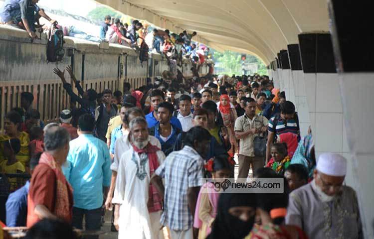 ঈদের ছুটি শেষে আবারও রাজধানীতে ফিরছে মানুষ। কমলাপুর রেল স্টেশন থেকে ছবি তুলেছেন বিপ্লব দিক্ষিৎ।