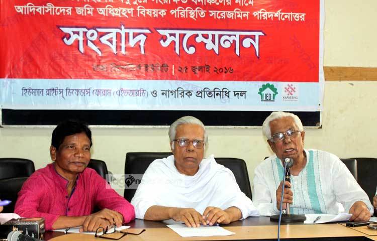 আদিবাসীদের বিভিন্ন দাবি দাওয়া নিয়ে সংবাদ সম্মেলন করছে হিউম্যান রাইটস ডিফেন্ডার্স ফোরাম ও নাগরিক প্রতিনিধি দল। ছবি : বিপ্লব দিক্ষিৎ।