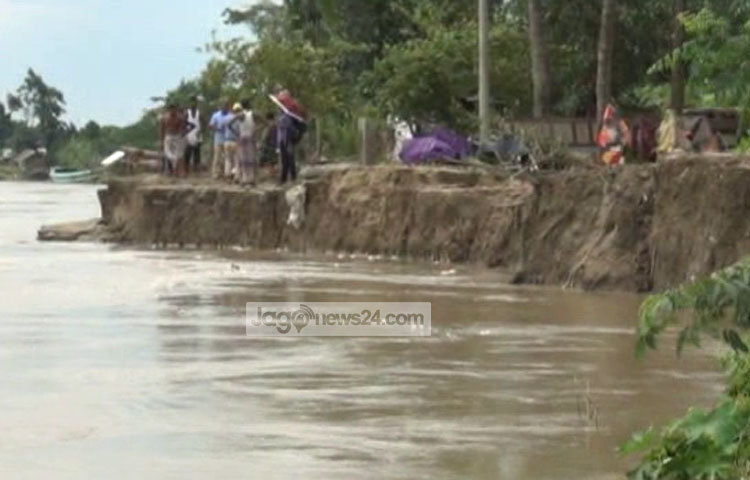 মাদারীপুরে বন্যার কারণে ব্যাপক নদী ভাঙ্গন দেখা দিয়েছে।