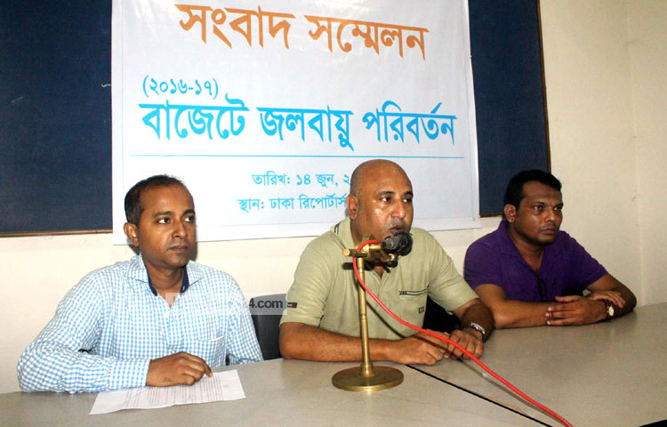 ঢাকা রিপোর্টটার্স ইউনিটিতে আজ বাজেটে জলবায়ু পরিবর্তন শীর্ষক সংবাদ সম্মেলন অনুষ্ঠিত হয়। ছবি : বিপ্লব দিক্ষিৎ।