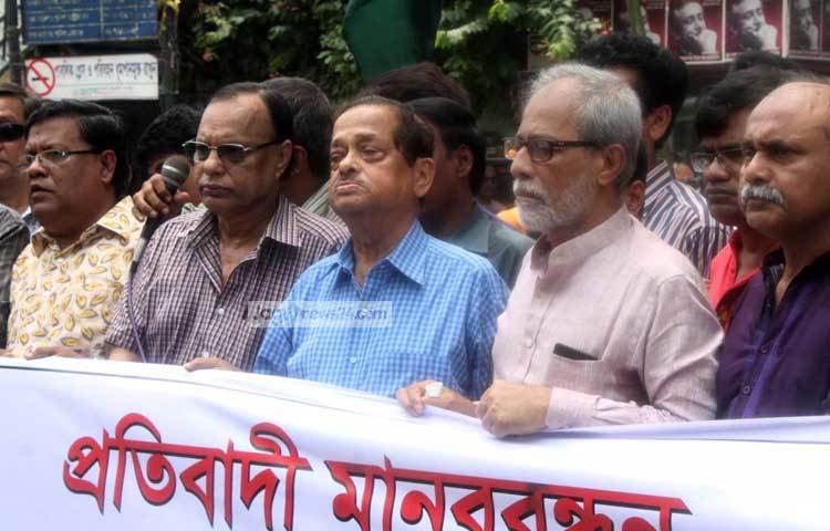 জঙ্গিবাদের উত্থানে প্রতিবাদী মানববন্ধনে অংশ নিয়েছেন সমকাল সম্পাদক গোলাম সারওয়ার। ছবি : বিপ্লব দিক্ষিৎ।