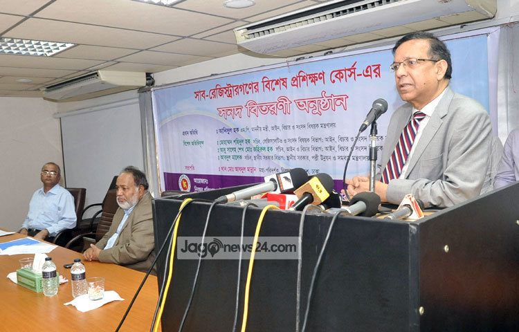 আজ সকালে বাংলাদেশ বিচার প্রশাসন প্রশিক্ষণ ইনস্টিটিউটে সাব-রেজিস্ট্রারদের বিশেষ প্রশিক্ষণ কোর্সের সনদ বিতরণী অনুষ্ঠানে বক্তব্য রাখছেন আইনমন্ত্রী আনিসুল হক। ছবি : বিপ্লব দিক্ষিৎ।