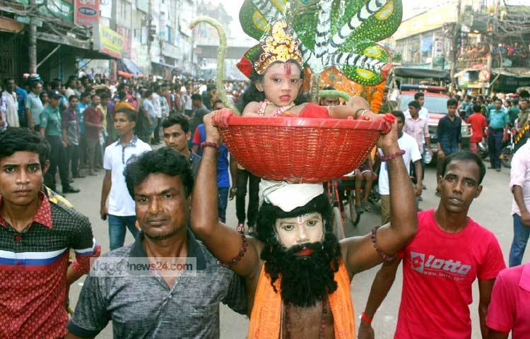বিপুল উৎসাহ উদ্দীপনা ও ধর্মীয় ভাবগাম্ভীর্যের মধ্যদিয়ে পালিত হচ্ছে শ্রী কৃষ্ণের জন্মাষ্টমী উৎসব। ছবি : বিপ্লব দিক্ষিৎ।