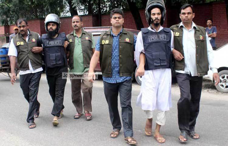 ডিবি পুলিশ আজ কামরাঙ্গীর চর এলাকা থেকে আজ আনসারুল্লাহ বাংলা টিমের এক সদস্যকে গ্রেফতার করে। ছবি : বিপ্লব দিক্ষিৎ।