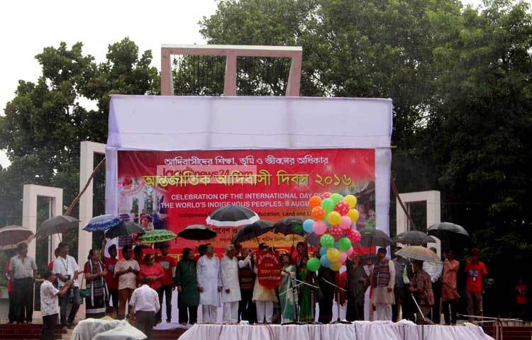 রাজধানীর কেন্দ্রীয় শহিদ মিনারে আজ আর্ন্তজাতিক আদিবাসী দিবস ২০১৬ পালন করা হয়। ছবি : বিপ্লব দিক্ষিৎ।