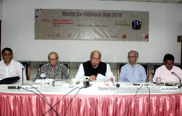 সিরডাপ মিলনায়তনে তামাক নিয়ন্ত্রণ সাংবাদিকতা পুরস্কার ২০১৬ প্রদান এবং বিশ্ব তামাকমুক্ত দিবস উদযাপন অনুষ্ঠানে বক্তব্য রাখছেন স্বাস্থ্যমন্ত্রী মোহাম্মদ নাসিম। ছবি : বিপ্লব দিক্ষিৎ।