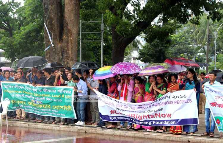 আর্ন্তজাতিক আদিবাসী দিবস উপলক্ষে বিভিন্ন আদিবাসী সংগঠন মানববন্ধন করছে। বিপ্লব দিক্ষিৎ।