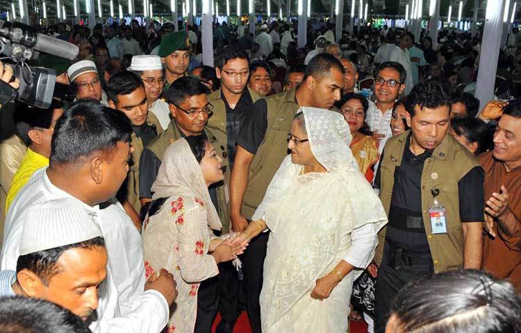 বিভিন্ন সরকারি ও বেসরকারি বিশ্ববিদ্যালয়ের উপাচার্য ও শিক্ষকবৃন্দ, বিভিন্ন সংবাদপত্র, সংবাদ সংস্থা ও ইলেকট্রনিক মিডিয়ার সম্পাদক ও সাংবাদিকবৃন্দ, বৃদ্ধিজীবী, কবি, লেখক, গায়ক ও ক্রীড়া ব্যক্তিত্ব অন্যান্যের মধ্যে ইফতার মাহফিলে যোগ দেন।