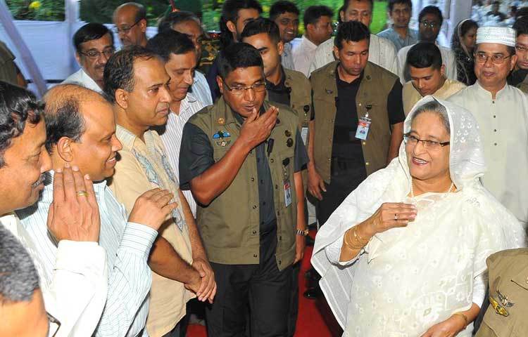 প্রধানমন্ত্রী অতিথিদের জন্য সাজানো বিভিন্ন টেবিলে গিয়ে তাদের সঙ্গে কুশল বিনিময় করেন এবং তাদের খোঁজ-খবর নেন।