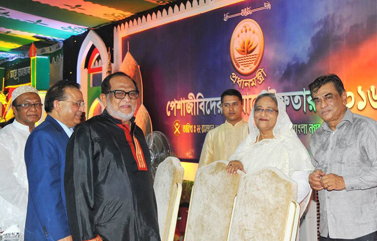 ইফতারের পূর্বে দেশের অব্যাহত শান্তি, অগ্রগতি ও সমৃদ্ধি কামনা করে বিশেষ মোনাজাত করা হয়।