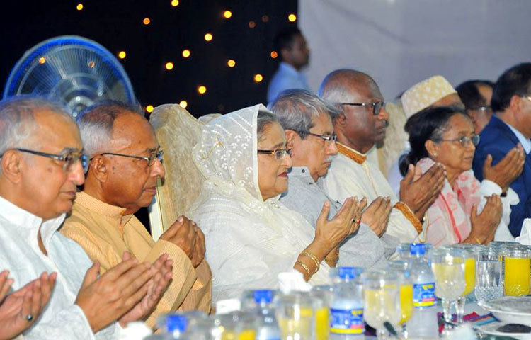 বায়তুল মোকাররম জাতীয় মসজিদের পেশ ইমাম আলহাজ মাওলানা এহসানুল হক মোনাজাত পরিচালনা করেন।