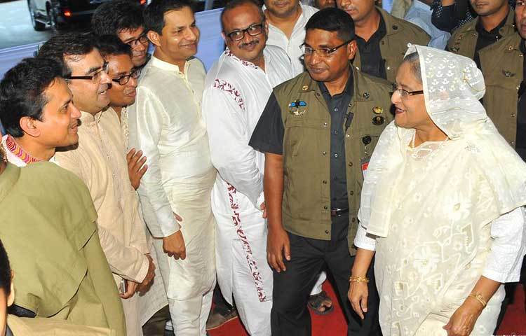 ইফতার মাহফিলে প্রধানমন্ত্রী সবার সঙ্গে কুশলাদি বিনিময় করছেন।