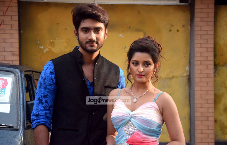 হাস্যোজ্জ্বল ভঙ্গিতে পরীমনি। আসন্ন ঈদে মুক্তি প্রতীক্ষিত ছবি &lsquo;রক্ত&rsquo; নিয়ে অনেক আশাবাদী তিনি। ছবি : মাহবুব আলম।