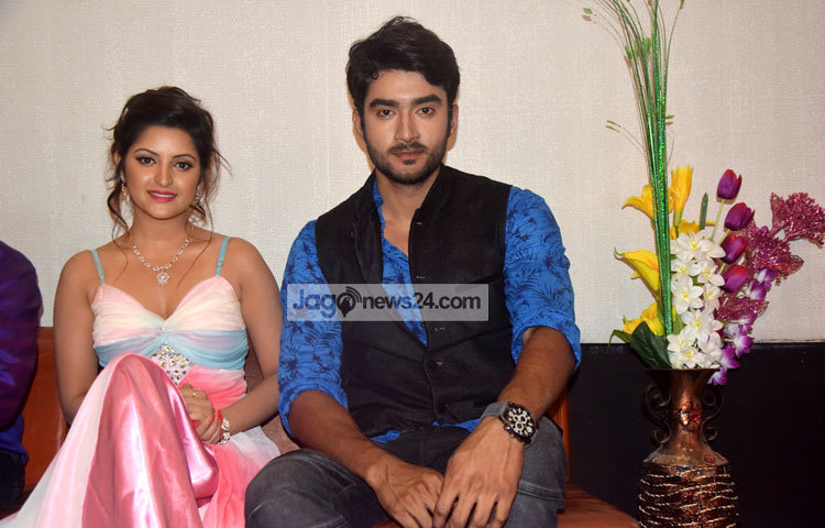 পরীমনি অভিনীত এ ছবিতে আরো অভিনয় করেছন রোশন, অমিত হাসান, আশীষ বিদ্যার্থী প্রমুখ। আর এই ছবির মাধ্যমে প্রথমবারের মতো রোমান্টিকতার বলয় ভেঙে অ্যাকশান লেডি হিসেবে হাজির হচ্ছেন পরী। ছবি : মাহবুব আলম।