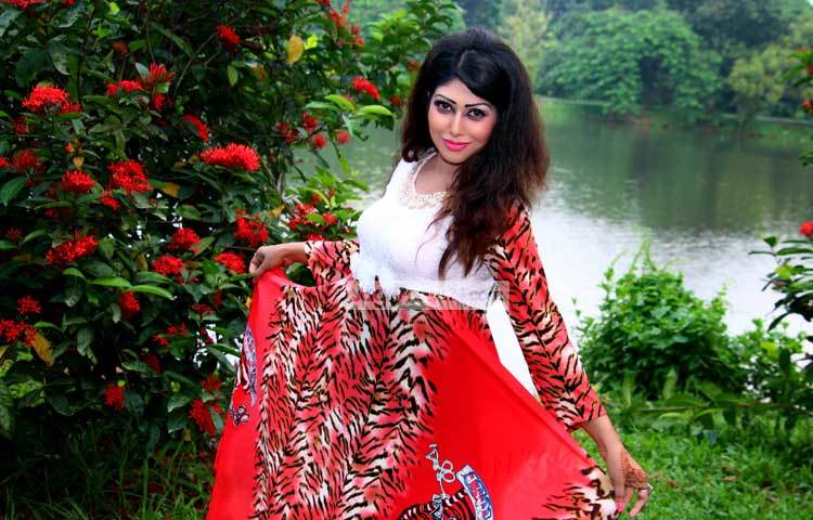 টিভি নাটকে অভিনয়ের পাশাপাশি প্রিয়া আমান দেশ টিভিতে প্রচারিত &lsquo;ফেয়ার অ্যান্ড লাভলী সিনেমা এক্সপ্রেস&rsquo; অনুষ্ঠান উপস্থাপনা করেও খ্যাতি লাভ করেছেন। ছবি : এসডি প্রিন্স।