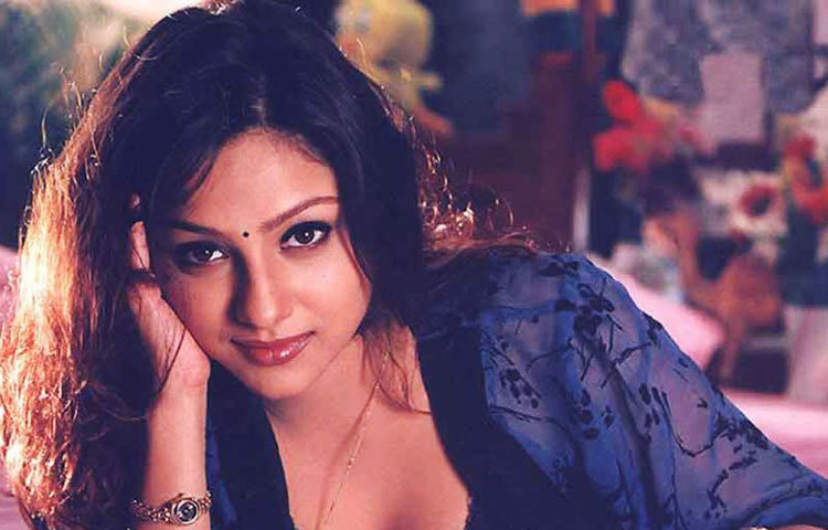 খুব স্বাভাবিকভাবেই বাংলা ছবি থেকে ফোকাস সরে যায় প্রিয়াঙ্কার এবং দক্ষিণী ছবিতেই মনোনিবেশ করেন।