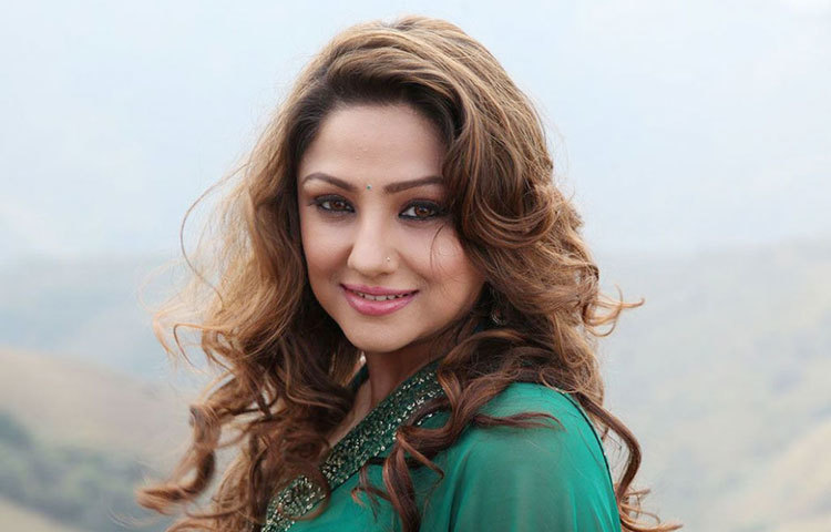 প্রিয়াংঙ্কা ২০১১ সালে বাংলা ছবিতে &lsquo;হেলো মেমসাহেব&rsquo; দিয়ে কামব্যাক করেন।