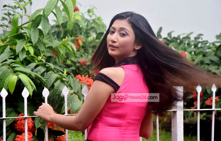 প্রকৃতি এর আগেও সৈয়দ অহিদুজ্জামান ডায়মন্ডের &lsquo;বাষ্পস্নান&rsquo; ও এমকে জামানের &lsquo;তুমি তুমি সারাক্ষণ&rsquo; দুটি ছবিতে অভিনয় করেছেন। ছবি : মাহবুব আলম।