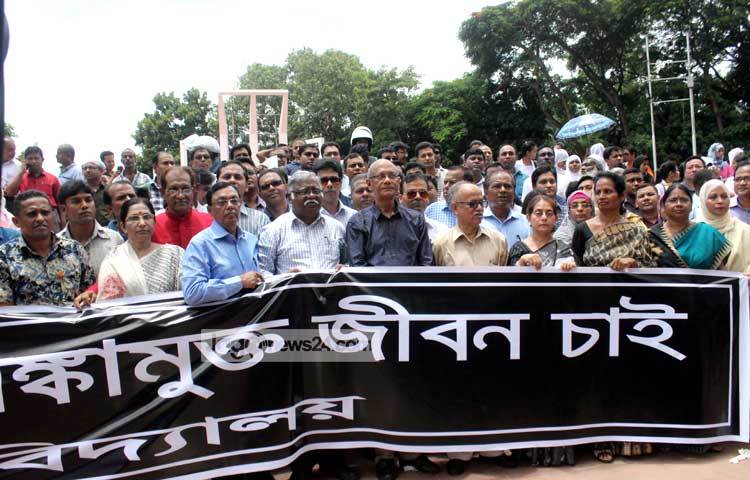 দেশের সব শিক্ষা প্রতিষ্ঠানের জঙ্গিবাদবিরোধী মানববন্ধন হয়েছে আজ। মানববন্ধন শেষে র&zwnj;্যালি ও সংক্ষিপ্ত সমাবেশেরও আয়োজন করা হয়। ছবি : বিপ্লব দিক্ষিৎ।