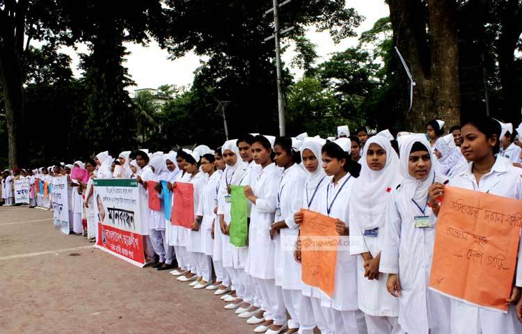 রাজধানীর গুলশানের হলি আর্টিসান বেকারিতে হামলার মাসপূর্তিতে সকল শিক্ষা প্রতিষ্ঠানের জঙ্গিবাদবিরোধী মানববন্ধন ও সমাবেশ করা হয়। ছবি : বিপ্লব দিক্ষিৎ।