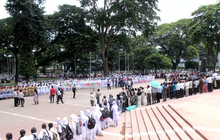 ঢাকা বিশ্ববিদ্যালয়ে মুক্তি ও গণতন্ত্র তোরণ থেকে রাজু ভাস্কর্য পর্যন্ত রাস্তার দুই পাশে এই মানববন্ধন কর্মসূচি পালিত হয়। ছবি : বিপ্লব দিক্ষিৎ।