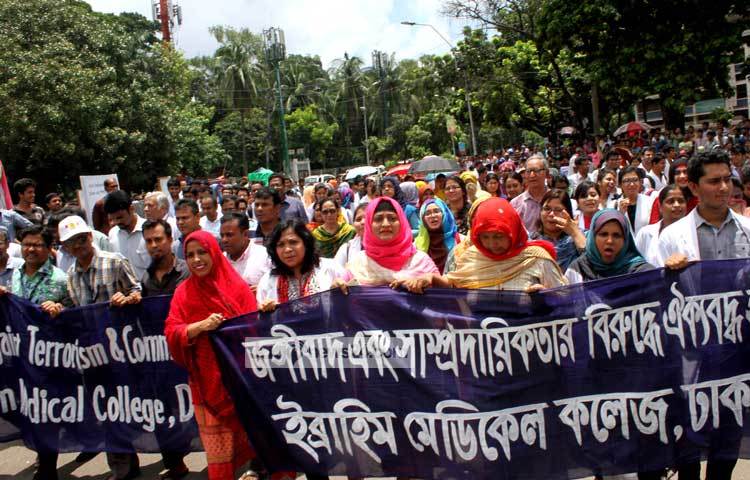 ইব্রাহীম মেডিকেল কলেজের ছাত্রীরা জঙ্গিবাদ বিরোধী র&zwnj;্যালি বের করেছে। ছবি : বিপ্লব দিক্ষিৎ।