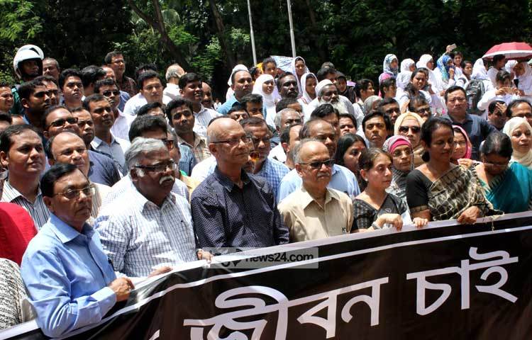 শিক্ষামন্ত্রী নুরুল ইসলাম নাহিদ, বিশ্ববিদ্যালয় মঞ্জুরি কমিশনের (ইউজিসি) চেয়ারম্যান আবদুল মান্নান, জাতীয় বিশ্ববিদ্যালয়ের উপাচার্য হারুনুর রশিদ কেন্দ্রীয় শহীদ মিনারের সামনে এ কর্মসূচিতে অংশ নেন। ছবি : বিপ্লব দিক্ষিৎ।