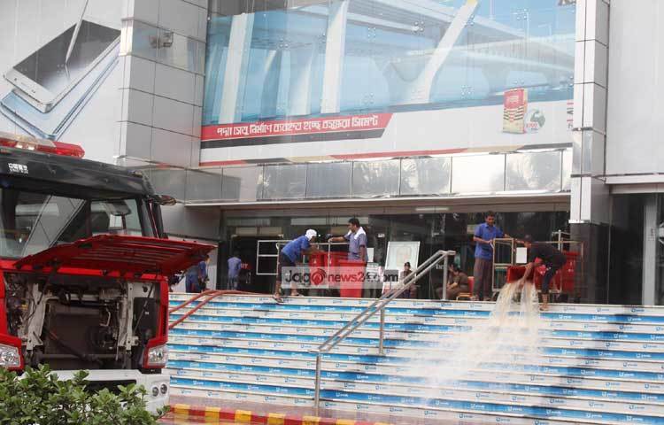 অগ্নিকাণ্ডের পর রাজধানীর বসুন্ধরা সিটি শপিংমলে ধোয়া মোছার কাজ চলছে। ছবি : বিপ্লব দিক্ষিৎ।