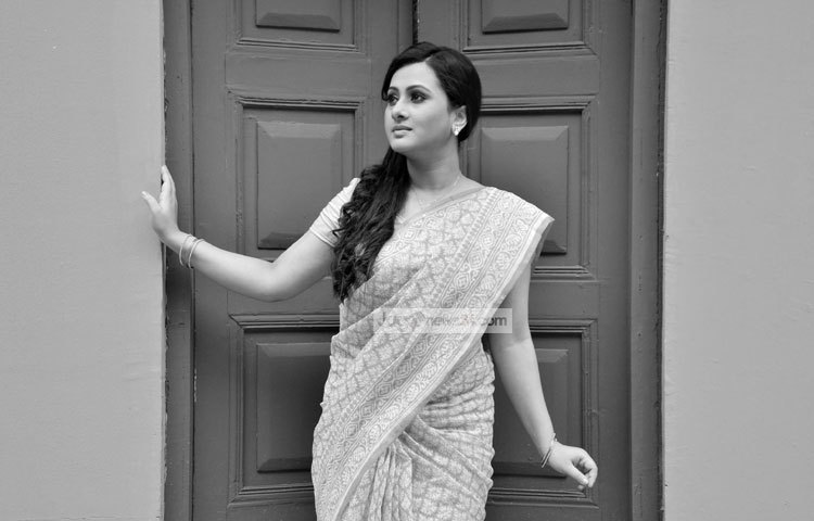 ক্যামেরার ক্যারিশমায় সাদাকালো যুগের ফটোগ্রাফিতে পূর্ণিমা। ছবি : মাহবুব আলম।