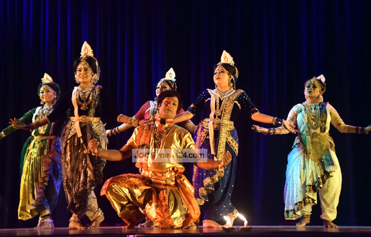 নৃত্য গীতে শিল্পীরা রবীন্দ্রনাথকে স্মরণ করছেন। শিল্পকলা একাডেমিতে এ নানা আয়োজন করা হয়েছে। ছবি : মাহবুব আলম।