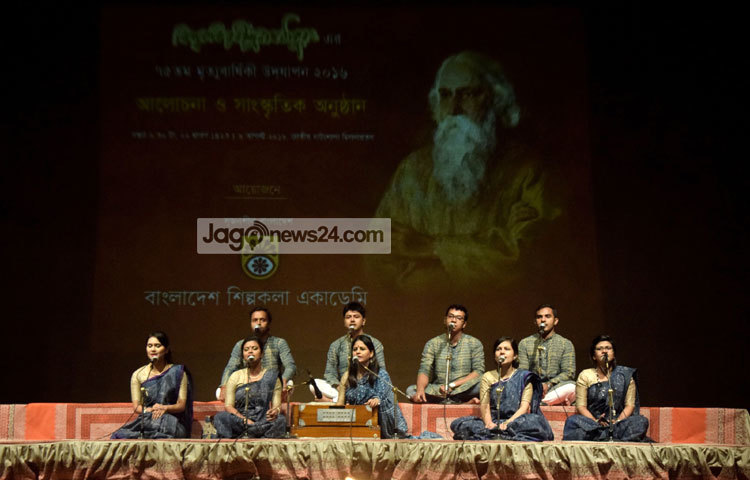 সুর স্রষ্টা রবীন্দ্রনাথের গানে গানে তাকে স্মরণ করছে সংগীতশিল্পীরা। ছবি : মাহবুব আলম।