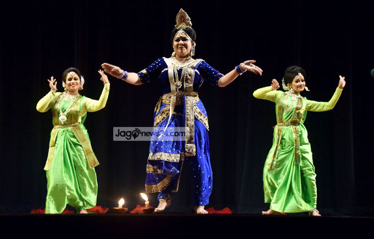 রবীন্দ্রনাথের প্রয়াণ দিবসে নৃত্যশিল্পীরা নৃত্য পরিবেশন করে দর্শকদের মুগ্ধ করছে। ছবি : মাহবুব আলম।