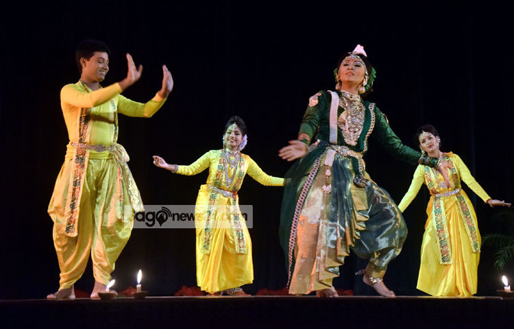 রবীন্দ্রনাথের প্রয়াণ নেই বললেও প্রতি বছর ২২ শে শ্রাবণ যথাযোগ্য মর্যাদায় এ দিবসটি পালন করা হয়ে থাকে। এ বছর তার ব্যত্তয় ঘটেনি। ছবি : মাহবুব আলম।