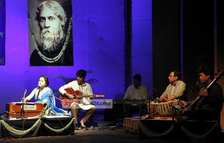 গানে গানে রবীন্দ্রনাথ ঠাকুরকে স্মরণ করছেন শিল্পীরা। ছবি : মাহবুব আলম।