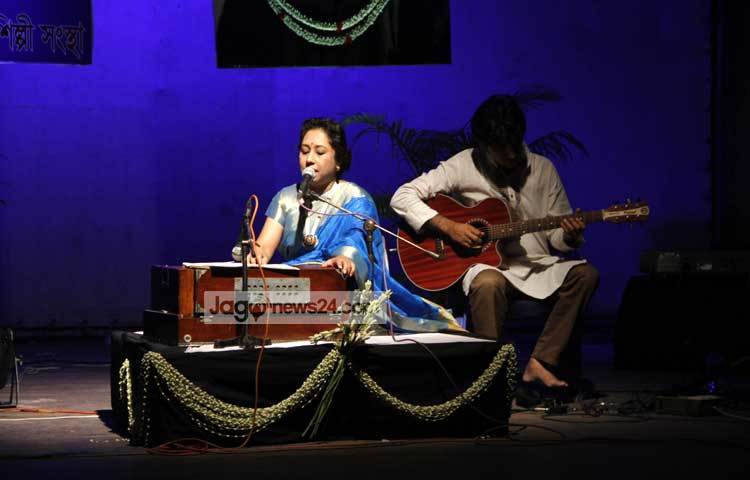 রবীন্দ্রনাথ ঠাকুরের কবিতা, উপন্যাস, গল্পের পাশাপাশি অসংখ্য গান লিখেছেন। তার গান দুই বাংলাসহ বিশ্বব্যাপী সমাদৃত। ছবি : মাহবুব আলম।